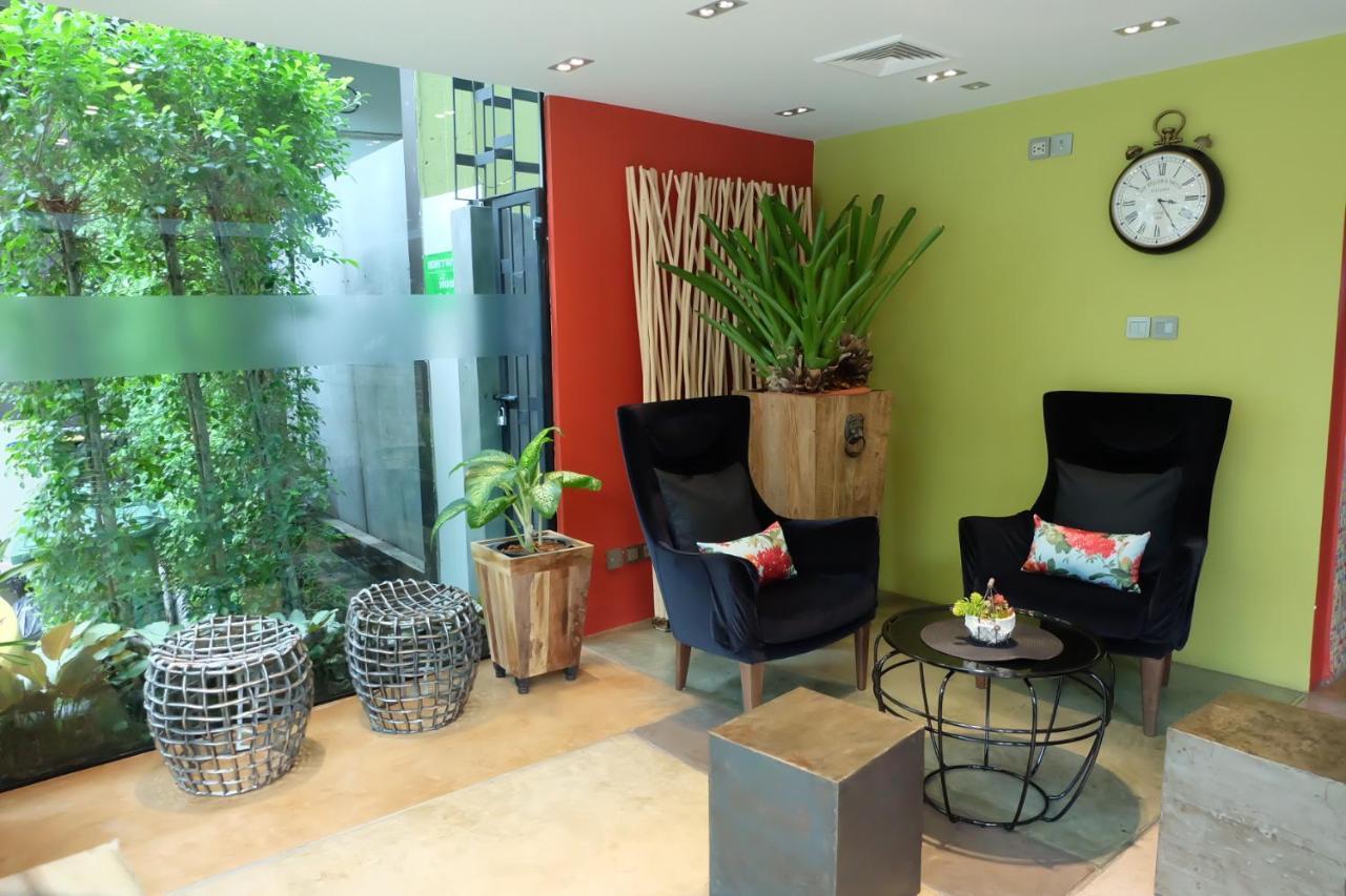Aspira D'Andora Sukhumvit 16 - Asoke Hotel Банкок Екстериор снимка