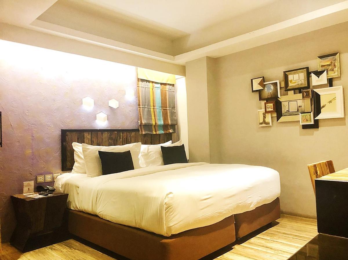 Aspira D'Andora Sukhumvit 16 - Asoke Hotel Банкок Екстериор снимка