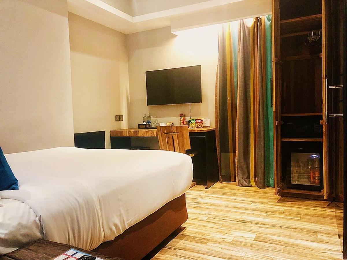 Aspira D'Andora Sukhumvit 16 - Asoke Hotel Банкок Екстериор снимка
