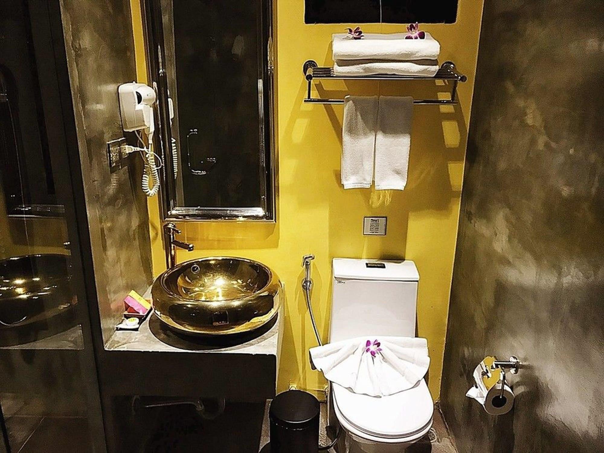 Aspira D'Andora Sukhumvit 16 - Asoke Hotel Банкок Екстериор снимка
