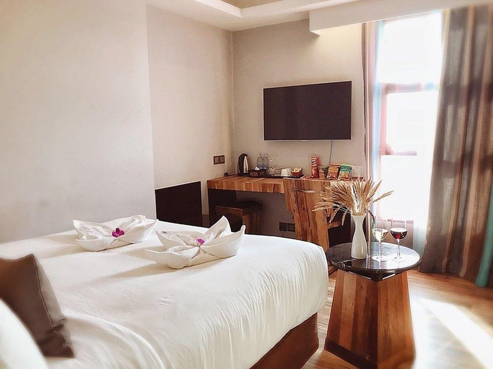 Aspira D'Andora Sukhumvit 16 - Asoke Hotel Банкок Екстериор снимка